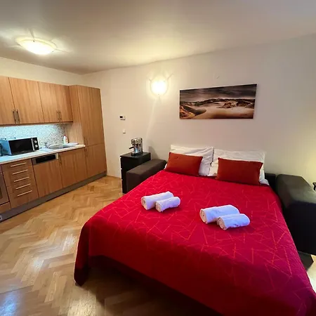 Charming Klimentska דירה