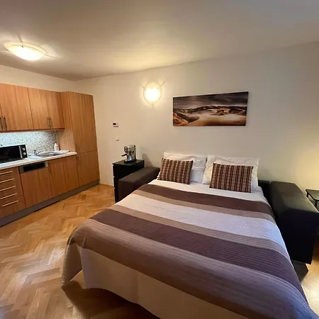 Charming Klimentska דירה